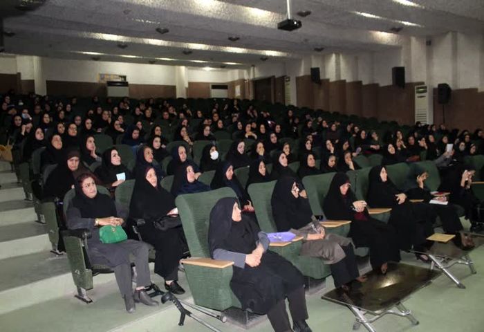 نشست مشاور وزیر نیرو در امور بانوان و خانواده با بانوان صنعت آب و برق خوزستان