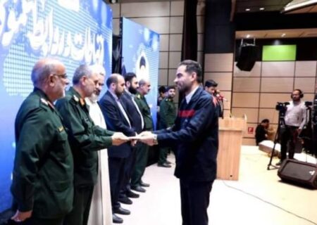 تقدیر فرمانده سپاه خوزستان از سجاد خراسانی مدیر روابط عمومی شرکت فولاد اکسین