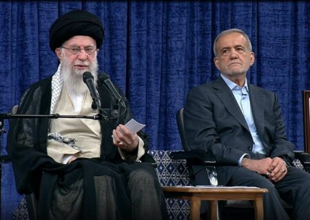 هیچ مسئله داخلی را نباید متوقف به موضوع خارجی کرد