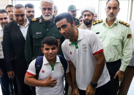ملت ایران مدال معنوی را بیشتر دوست دارند