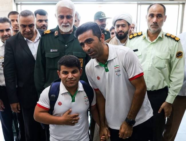 ملت ایران مدال معنوی را بیشتر دوست دارند
