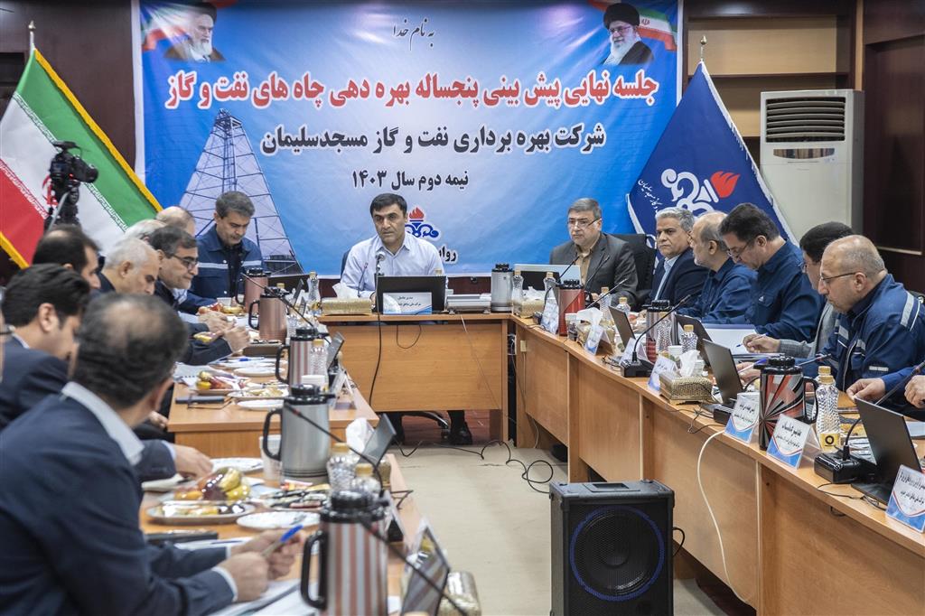 همه كاركنان با تمام توان پای كار تولید باشند