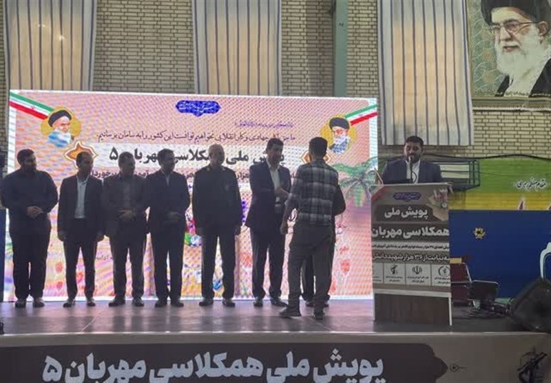رزمایش اهدای 36 هزار بسته آموزشی به دانش آموزان مناطق کم‌ برخوردار در اهواز برگزار شد