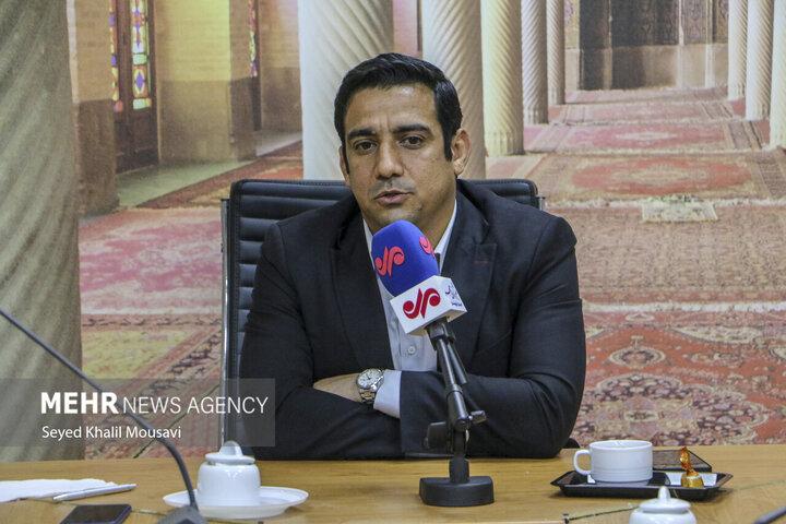 نباید در مقابل نقدی که می‌شود موضع گیری داشته باشیم و باید پاسخگو باشیم