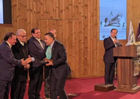 نشان ویژه روابط عمومی بحران به‌ویژه در جنگ تحمیلی ۱۲ روزه به روابط عمومی شرکت فولاد خوزستان اعطا شد