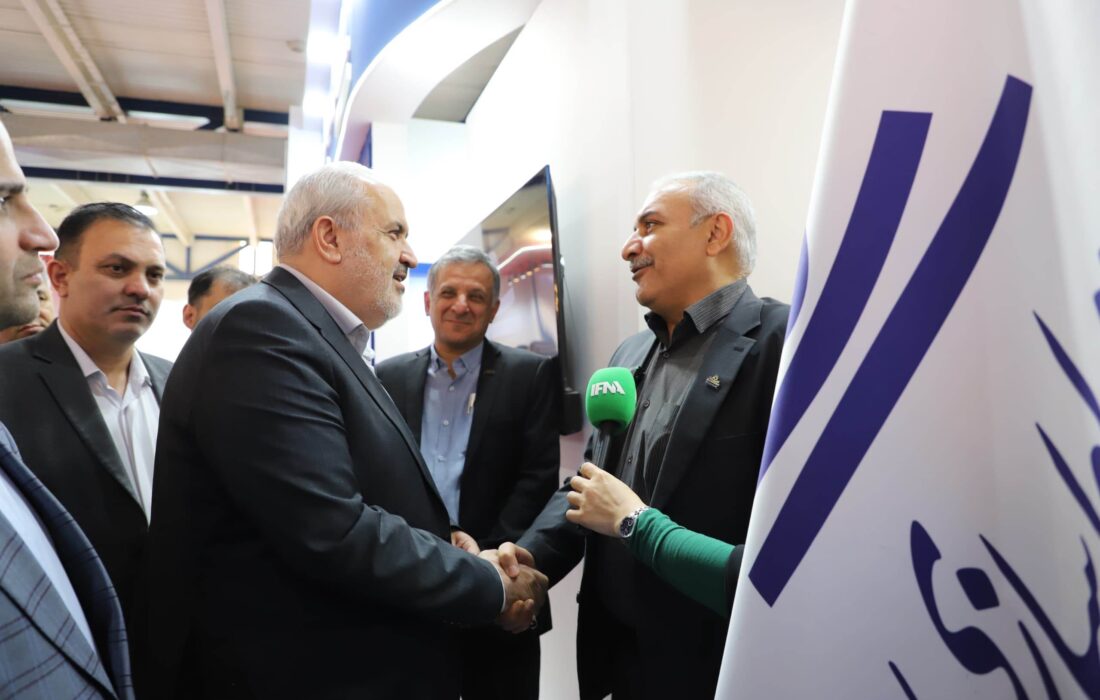 بازدید وزیر نیرو از غرفه شركت لوله‌سازی اهواز در بیست‌ویكمین نمایشگاه صنعت آب