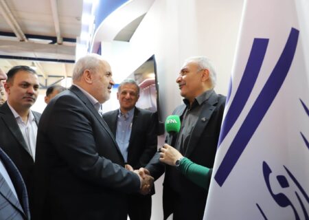 بازدید وزیر نیرو از غرفه شركت لوله‌سازی اهواز در بیست‌ویكمین نمایشگاه صنعت آب
