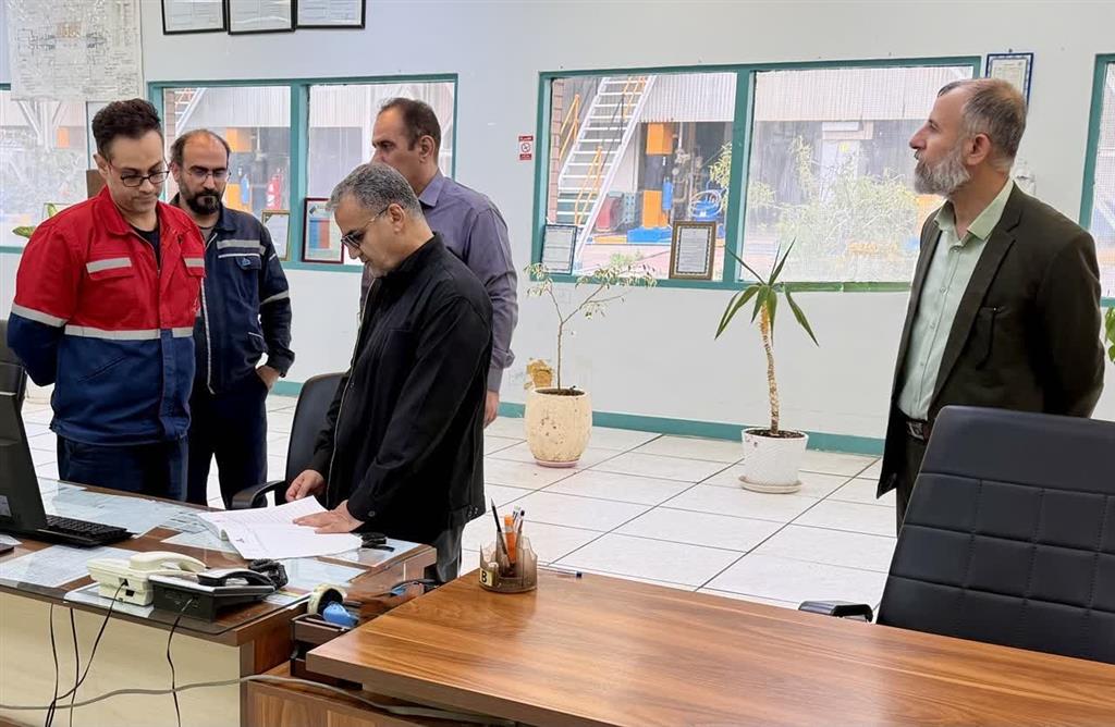 در اوج شرایط جنگی؛ بازدید مدیرعامل شركت بهره‌برداری نفت و گاز كارون از تأسیسات عملیاتی