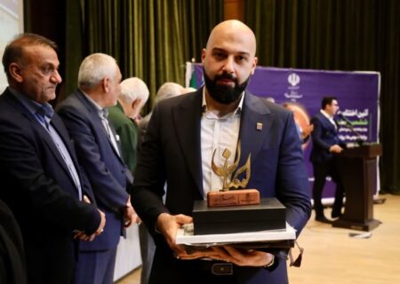 اهدای دو تندیس جشنواره سلام به مدیر روابط عمومی شرکت فولاد خوزستان