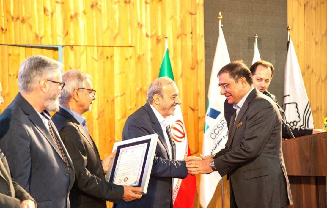 در ششمین دوره جشنواره روابط عمومی و مسئولیتهای اجتماعی رقم خورد؛ درخشش بی نظیر فولاد خوزستان با تصاحب ۳ نشان ملی مسئولیت اجتماعی