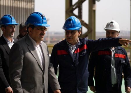 وزیر صمت : تأمین مواد اولیه شرکت فولاد اکسین خوزستان  باید در اولویت قرار گیرد